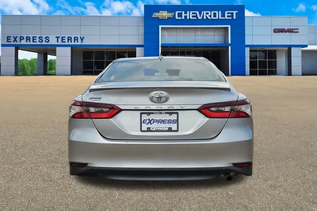 2023 Toyota Camry LE photo 1