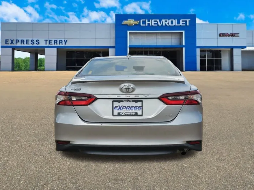2023 Toyota Camry LE photo 1