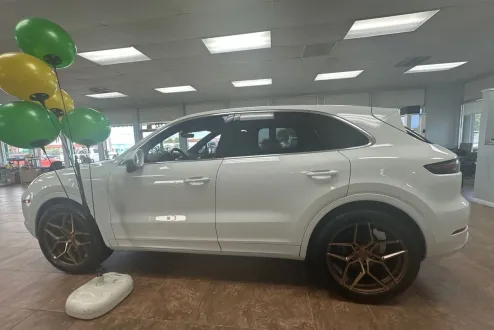 2022 Porsche Cayenne Base photo 3