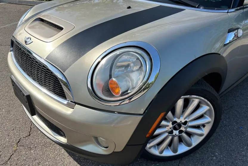2010 Mini Cooper S 2 Door photo 1