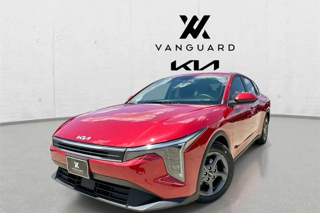 2025 Kia K4 LXS photo 1