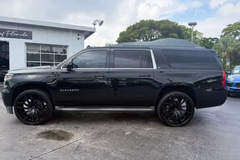 2016 Chevrolet Suburban LT photo 1