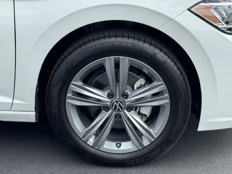 2024 Volkswagen Jetta SE photo 1