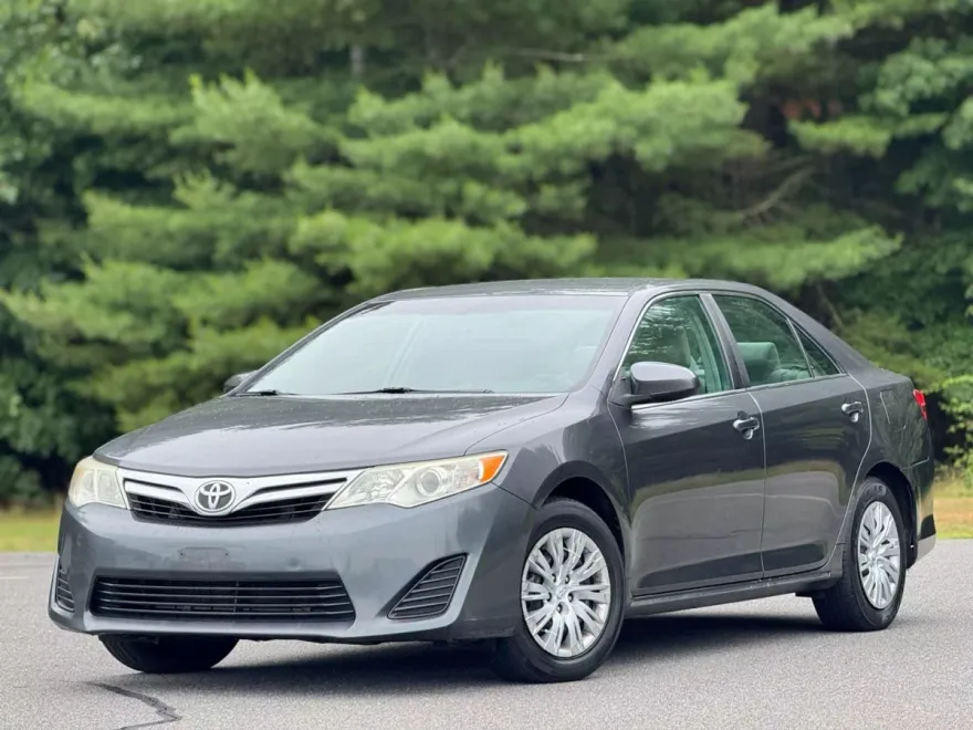 2012 Toyota Camry LE photo 1