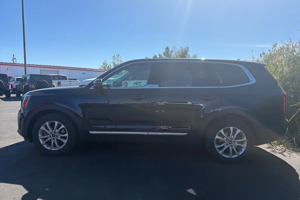 2022 Kia Telluride LX photo 1