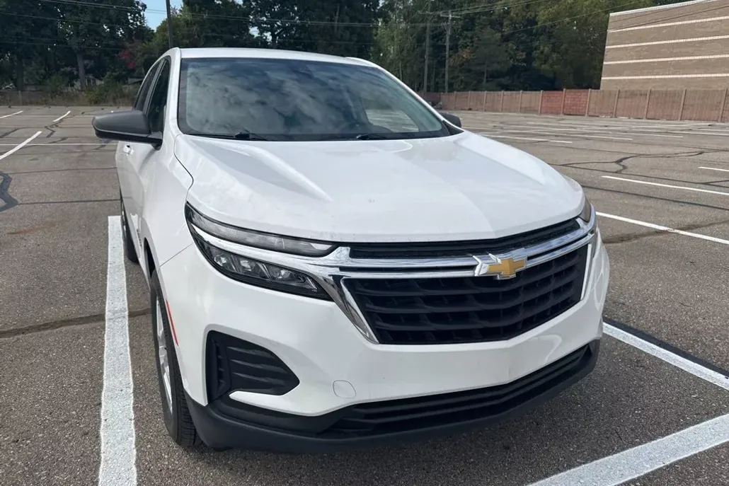 2023 Chevrolet Equinox LS photo 1
