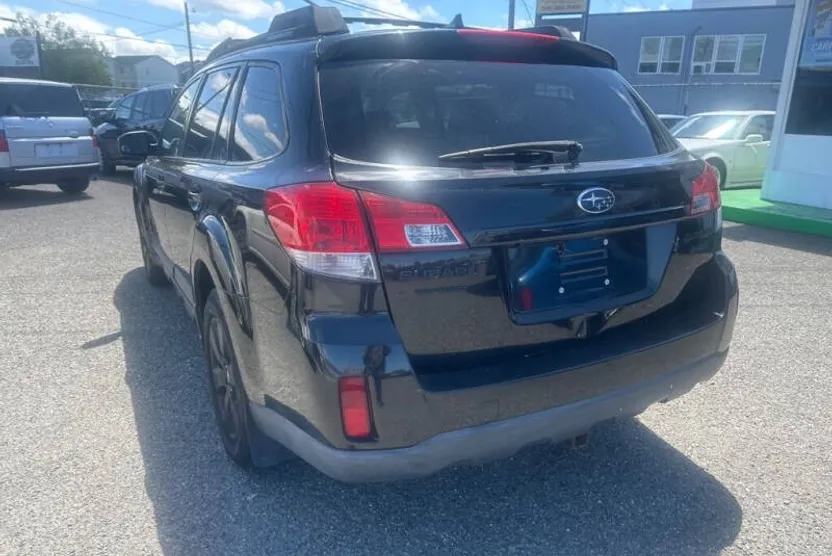 2011 Subaru Outback 2.5i Premium photo 1
