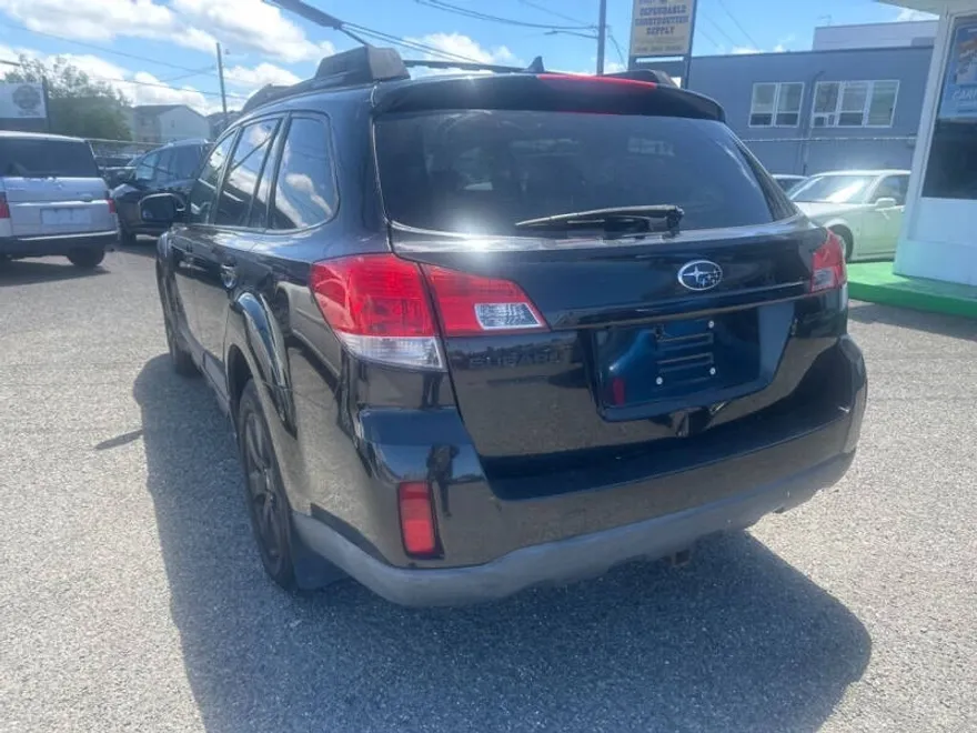 2011 Subaru Outback 2.5i Premium photo 1