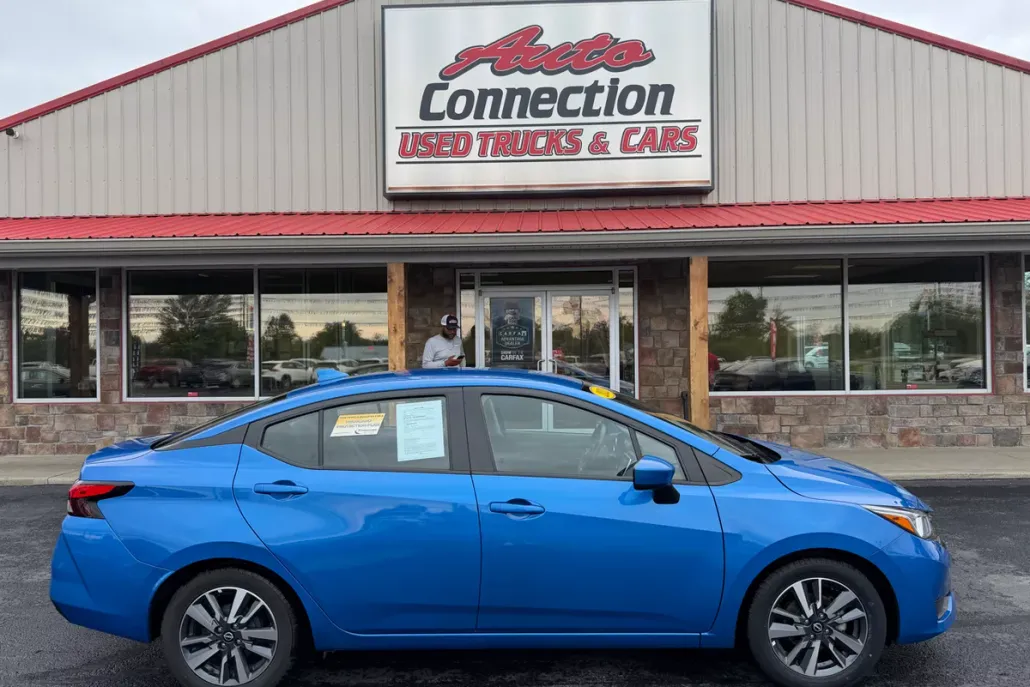 2023 Nissan Versa SV photo 1