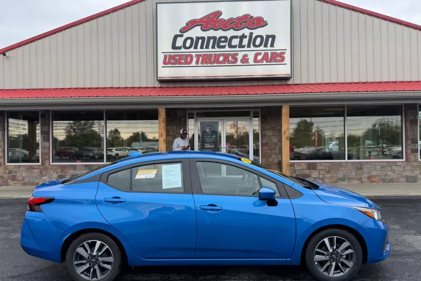 2023 Nissan Versa SV photo 1