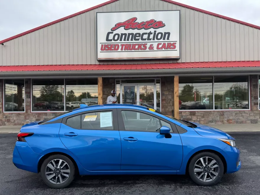 2023 Nissan Versa SV photo 1
