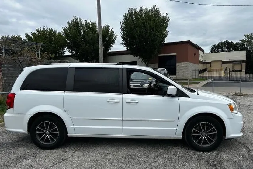2017 Dodge Grand Caravan SXT photo 1