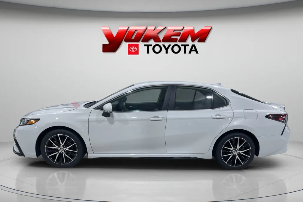 2024 Toyota Camry SE photo 1