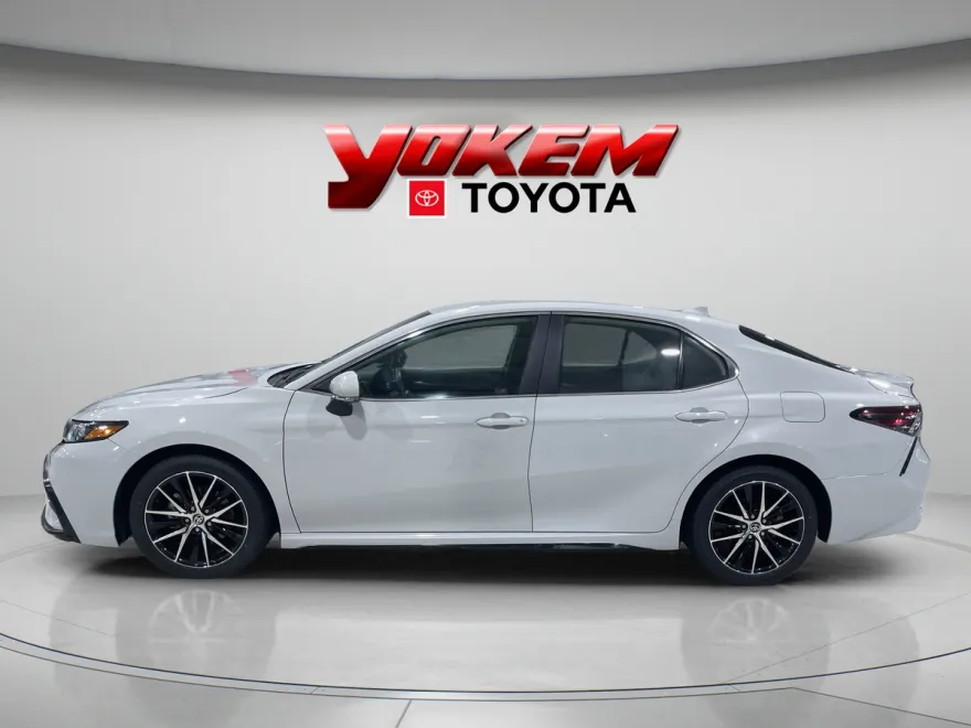 2024 Toyota Camry SE photo 1