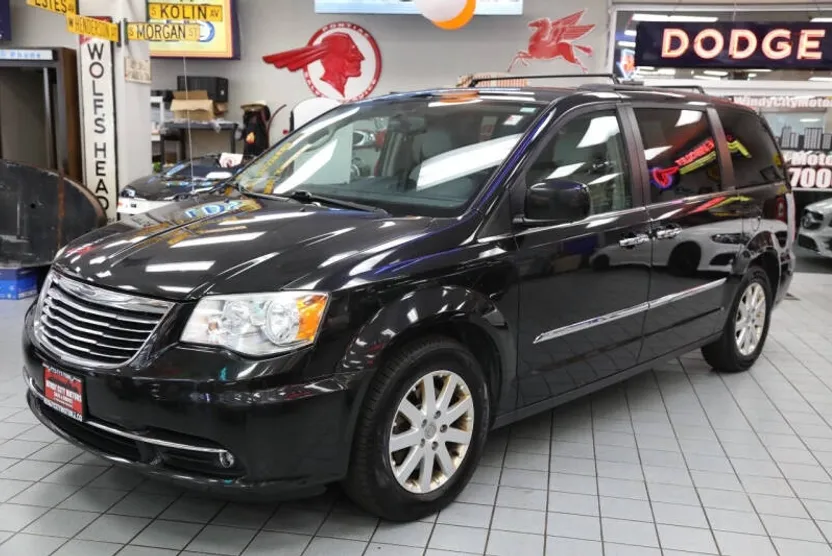 2014 Chrysler Town & Country Touring photo 1