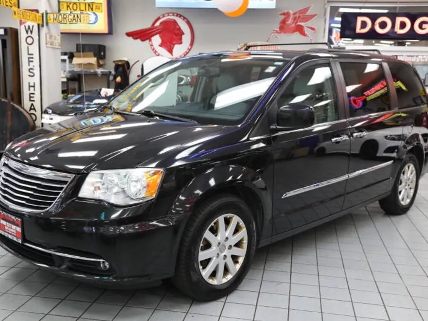 2014 Chrysler Town & Country Touring photo 1