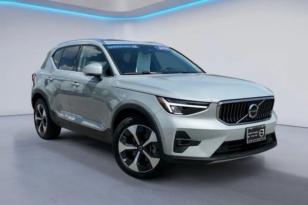 2024 Volvo XC40 Plus photo 1