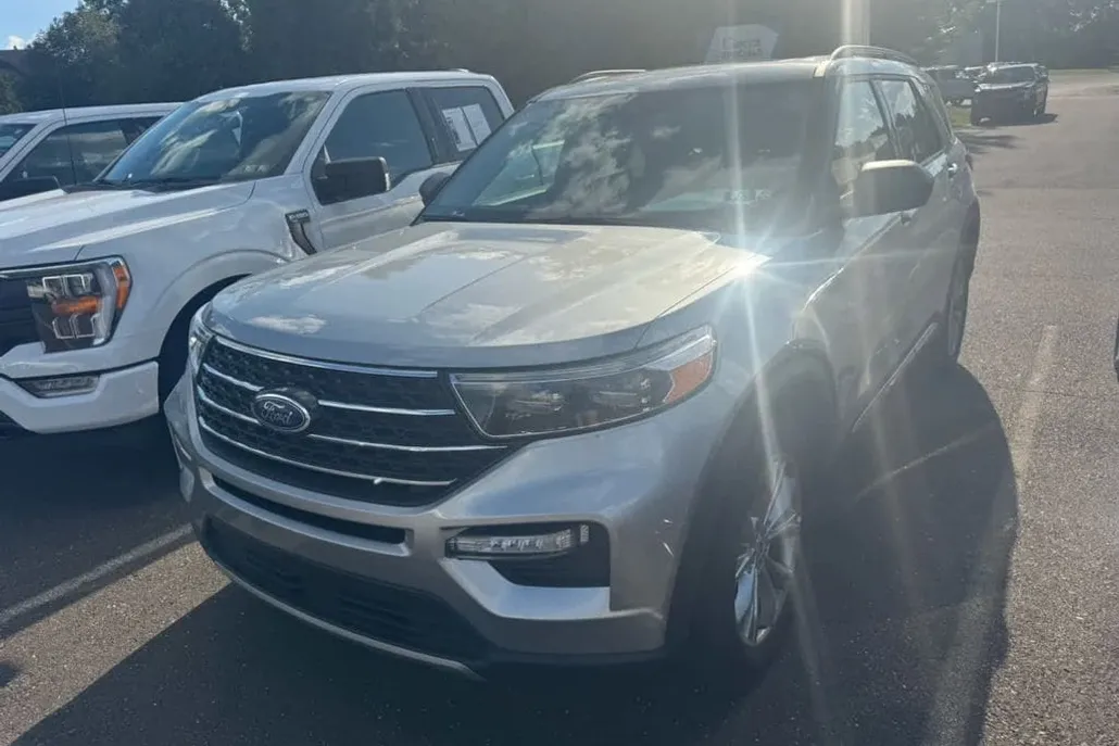 2023 Ford Explorer XLT photo 1
