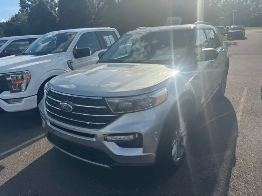 2023 Ford Explorer XLT photo 1