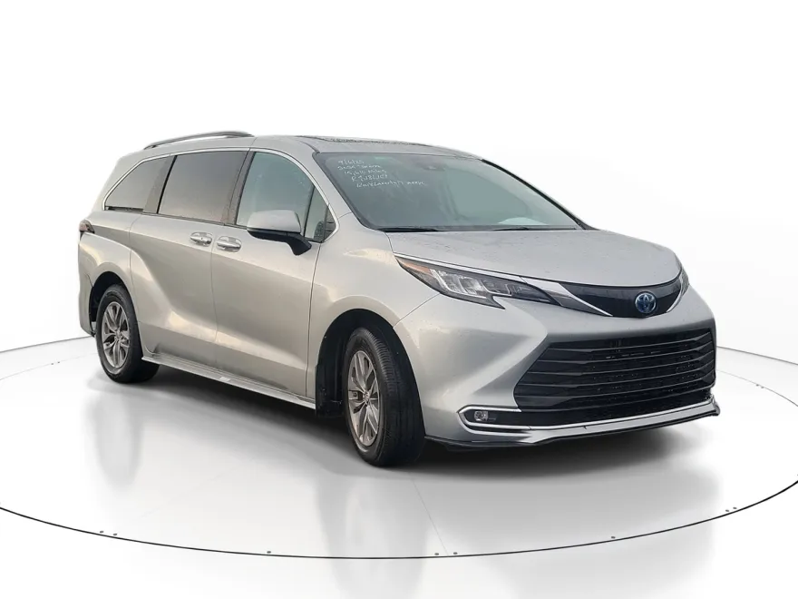 2024 Toyota Sienna XLE photo 1
