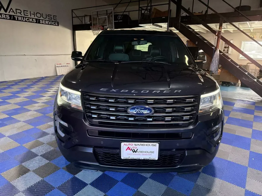 2017 Ford Explorer XLT photo 1