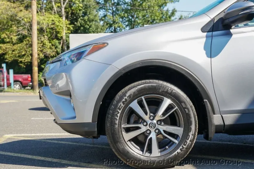 2017 Toyota RAV4 XLE photo 1