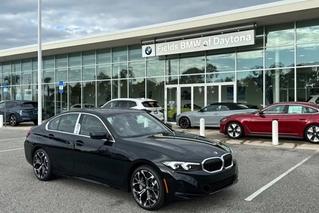 2025 Bmw 330i Sedan photo 1