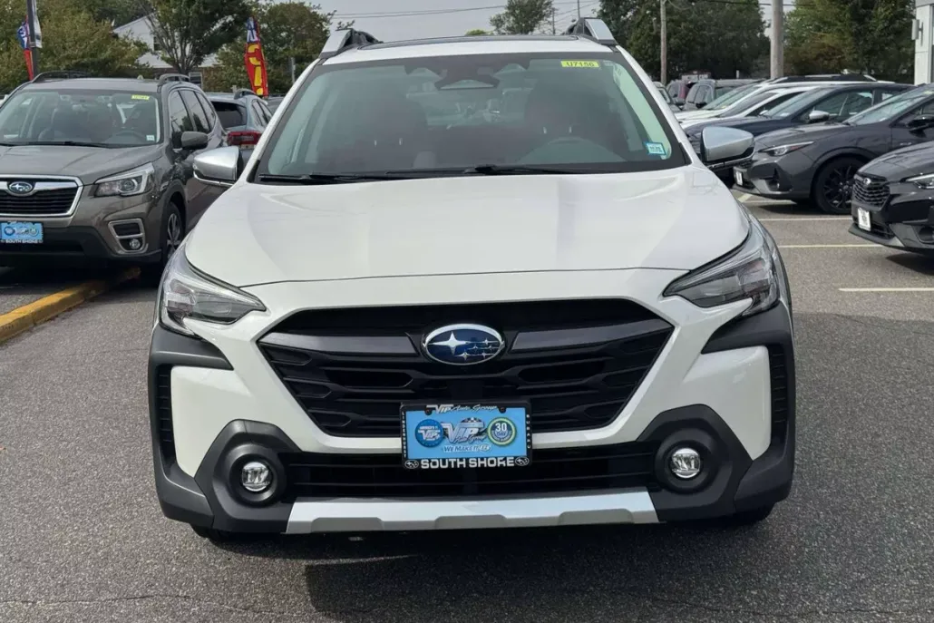 2023 Subaru Outback Touring photo 1