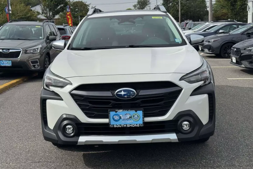 2023 Subaru Outback Touring photo 1