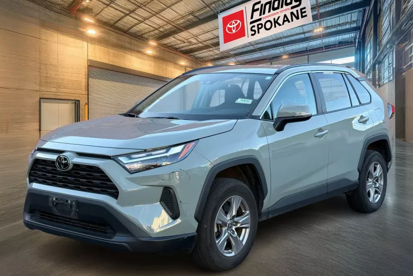 2023 Toyota RAV4 XLE photo 1