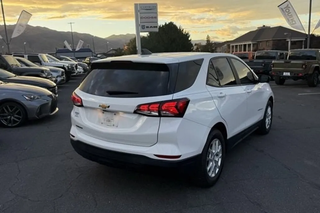 2022 Chevrolet Equinox LS photo 1