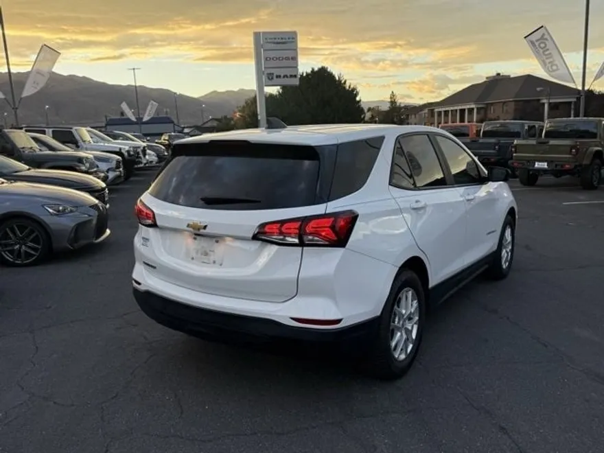 2022 Chevrolet Equinox LS photo 1