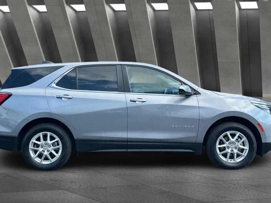2024 Chevrolet Equinox LT photo 1