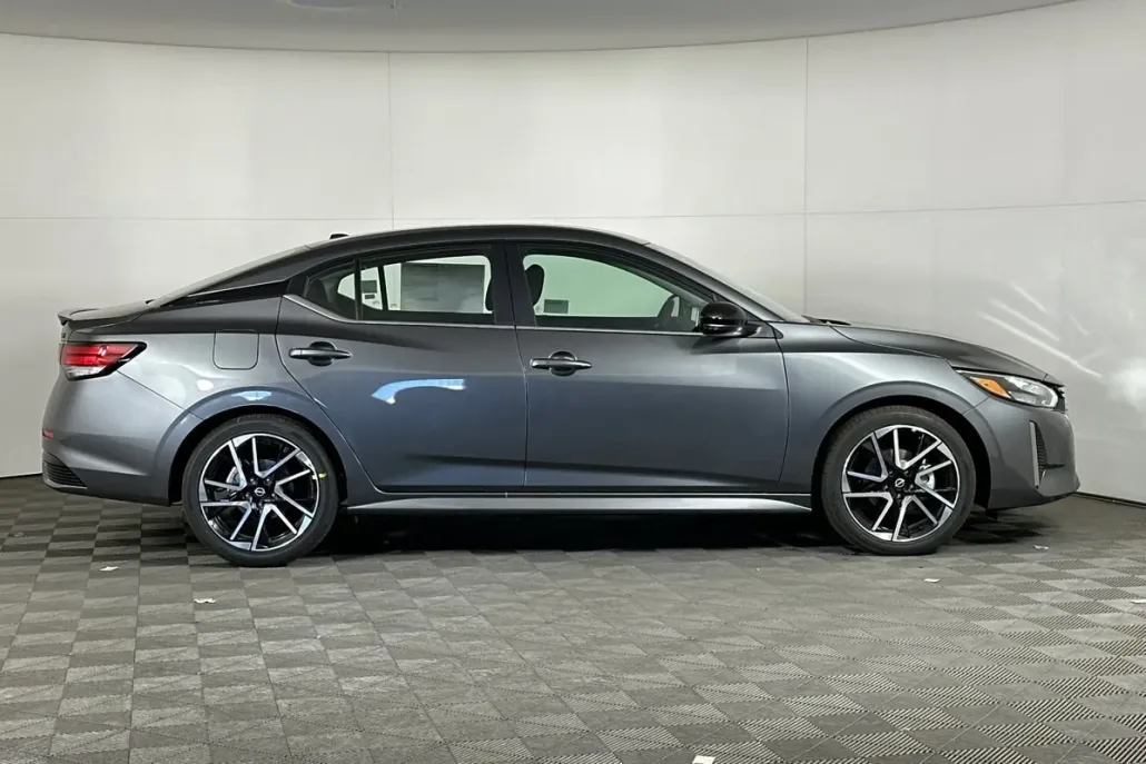 2025 Nissan Sentra SR photo 1