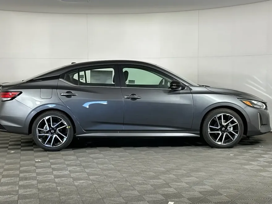 2025 Nissan Sentra SR photo 1