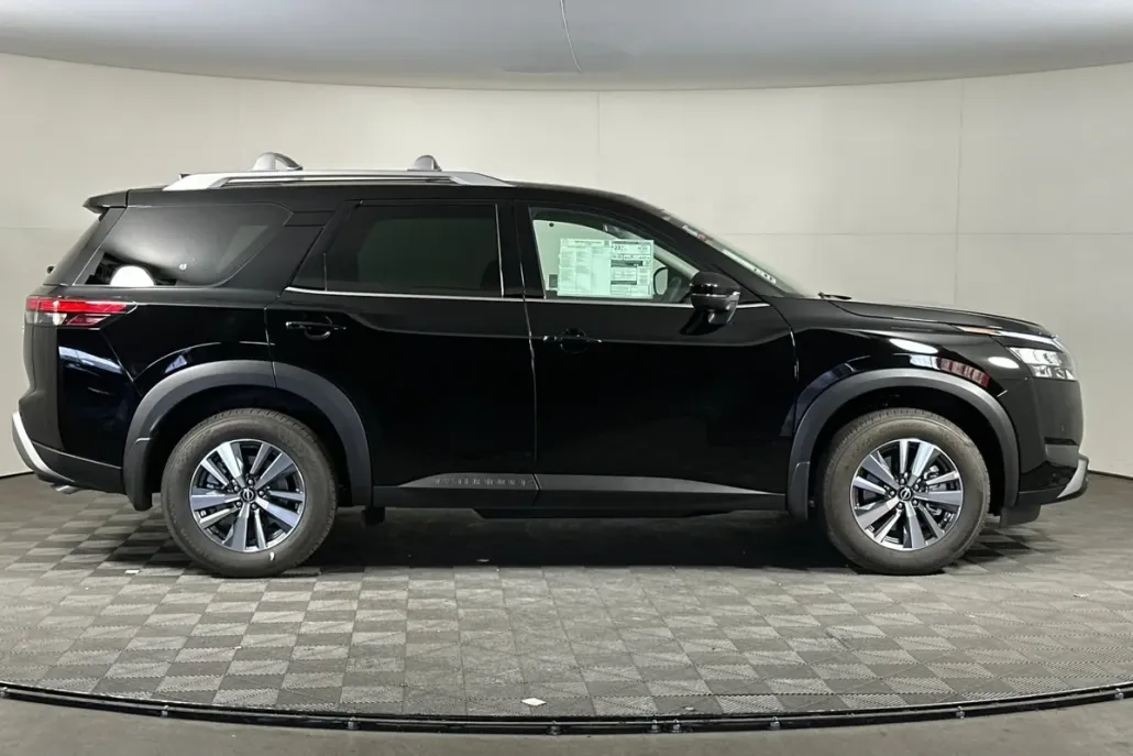 2025 Nissan Pathfinder SL photo 1