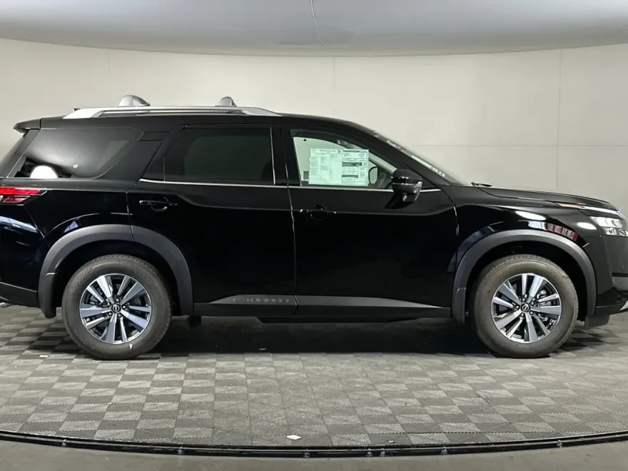 2025 Nissan Pathfinder SL photo 1
