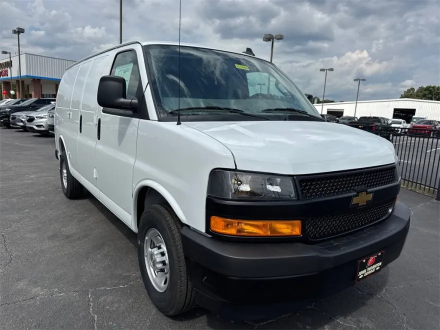 2025 Chevrolet Express Cargo 3500 photo 1