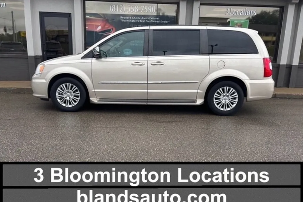 2015 Chrysler Town & Country photo 1