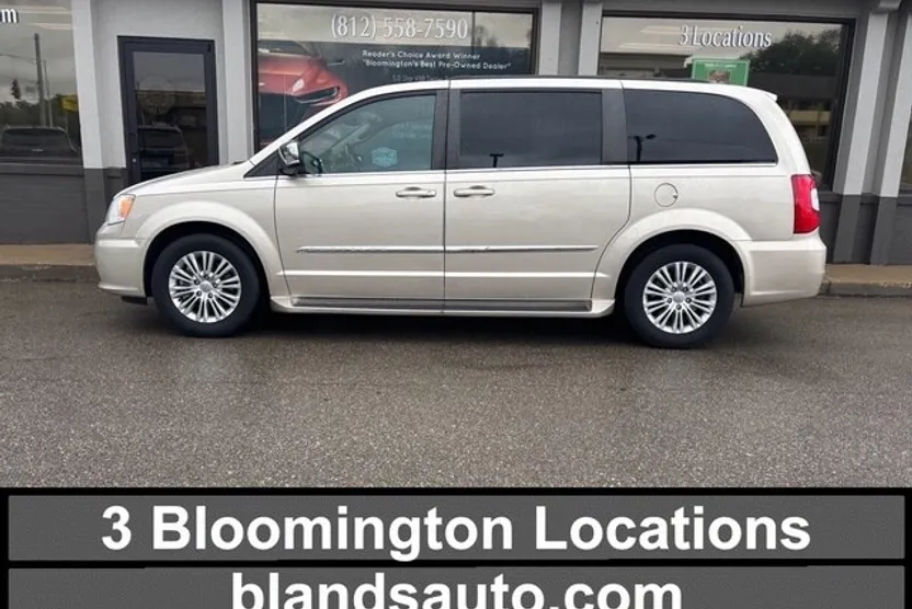 2015 Chrysler Town & Country photo 1