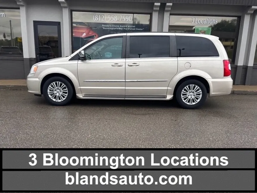 2015 Chrysler Town & Country photo 1