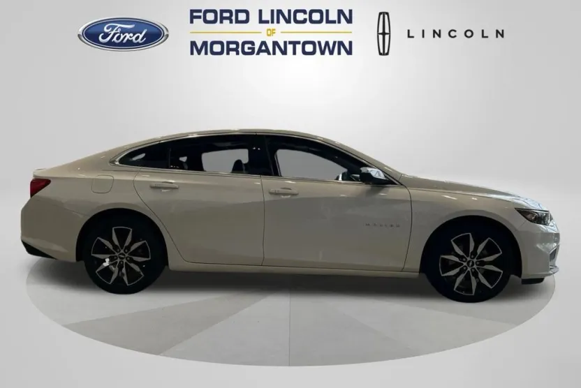 2017 Chevrolet Malibu 1LT photo 1
