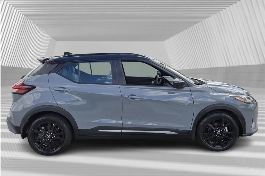 2023 Nissan Kicks SR photo 1