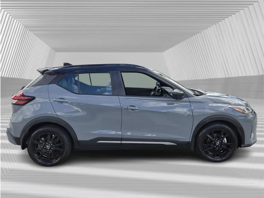 2023 Nissan Kicks SR photo 1
