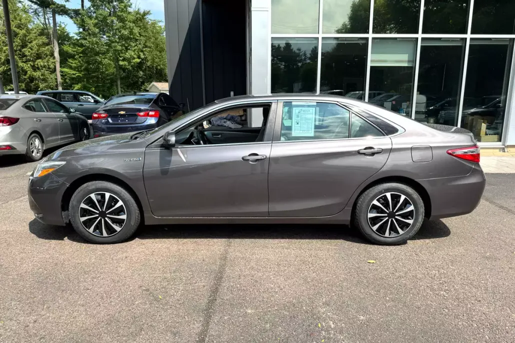 2017 Toyota Camry Hybrid LE photo 1
