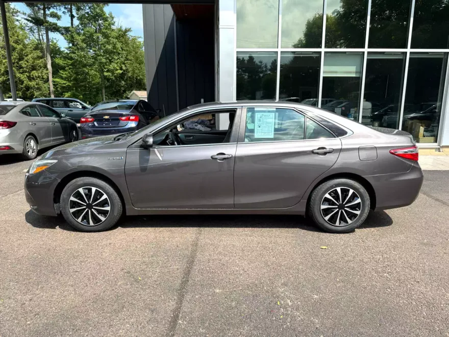 2017 Toyota Camry Hybrid LE photo 1