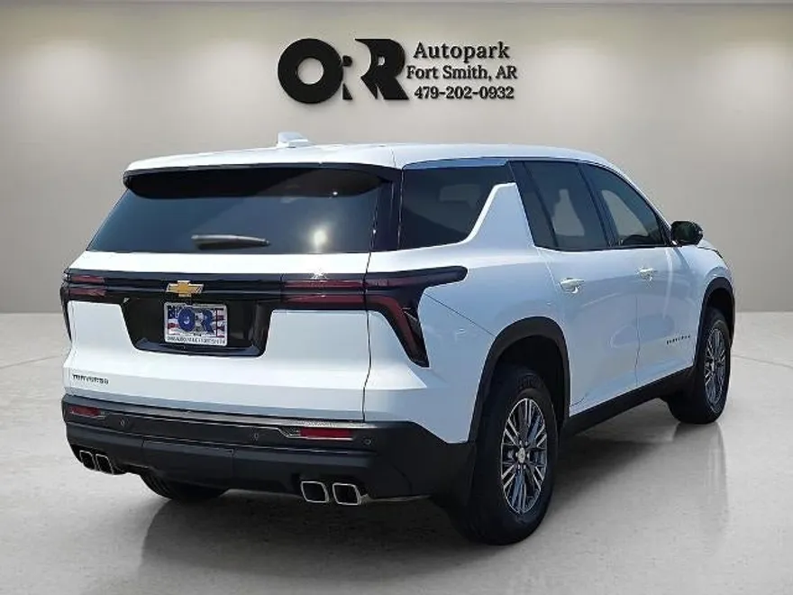 2024 Chevrolet Traverse 1LS photo 1