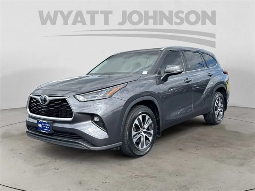 2022 Toyota Highlander XLE photo 1