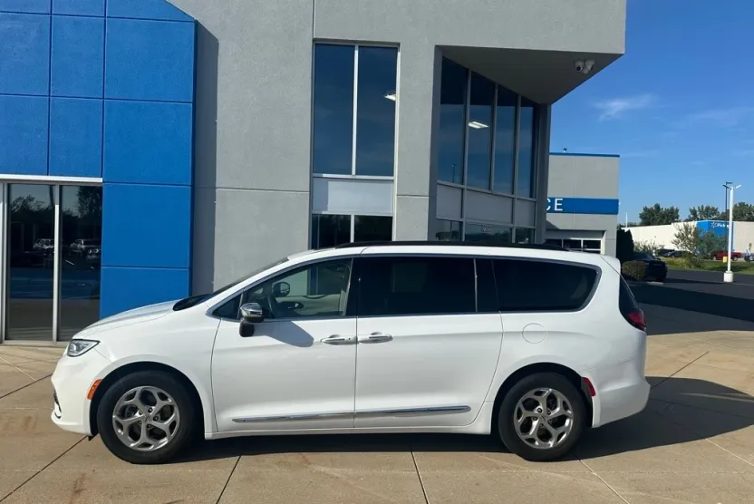2023 Chrysler Pacifica Limited photo 1