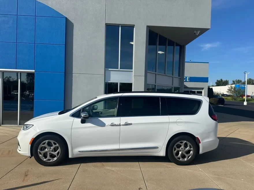 2023 Chrysler Pacifica Limited photo 1